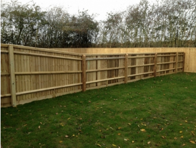 Flattop feather board fencing