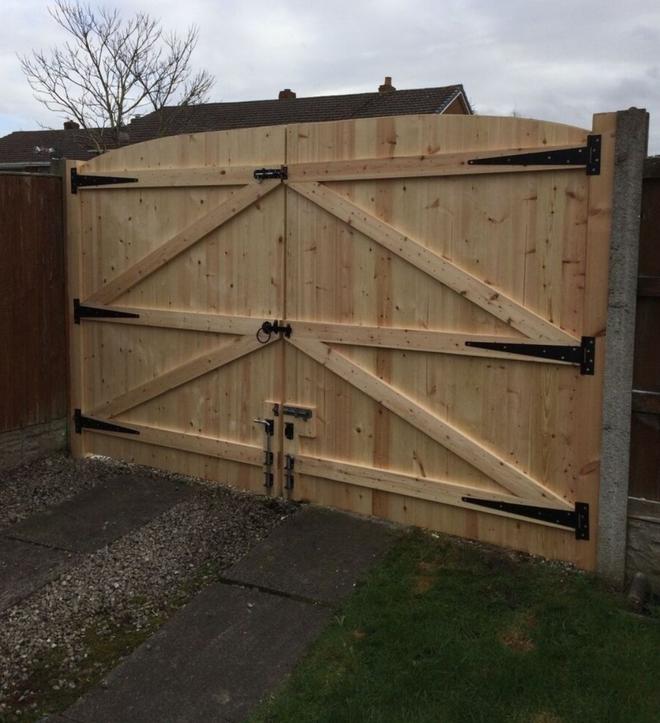 Close board driveway gate